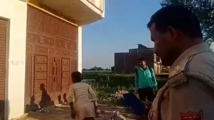 इटावा: युवती ने जीजा पर लगाया घर में बंधक बनाने का आरोप, पुलिस ने क्रेन की मदद से निकाला UP Tak