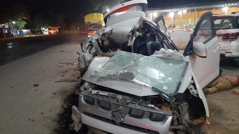 बस्ती में भीषण सड़क हादसा, अज्ञात वाहन की टक्कर से कार सवार एक ही परिवार के 4 लोगों की मौत UP Tak