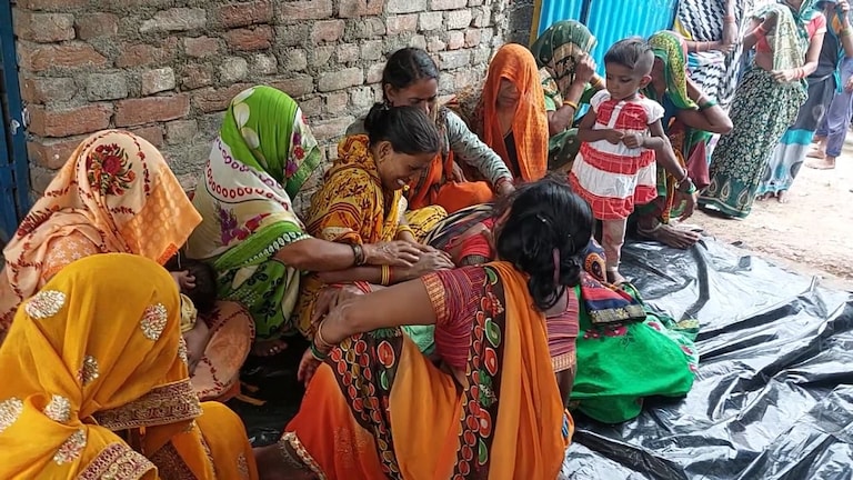 हमीरपुर और महोबा में बारिश का कहर! कच्चे मकान गिरने के अलग-अलग हादसों में कई लोगों की मौत UP Tak