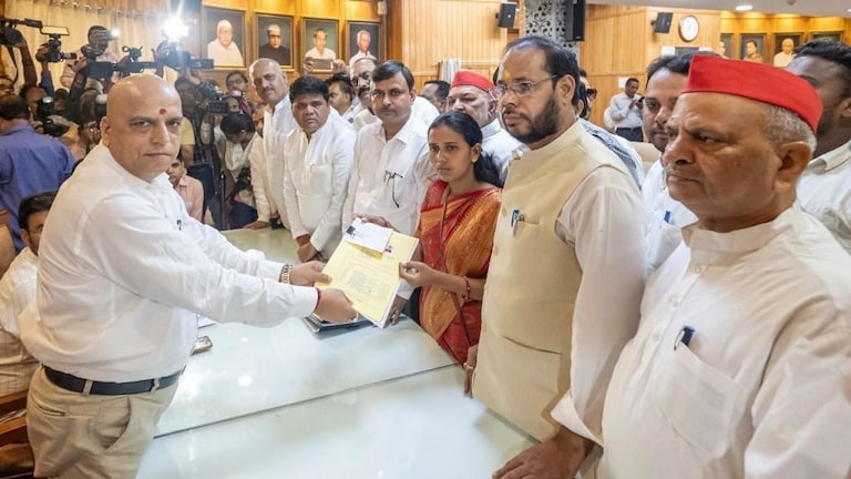 MLC उपचुनाव: नामांकन दाखिल कर कीर्ति कोल बोलीं- ‘सपा ने हमेशा आदिवासी को सपोर्ट किया है’ UP Tak