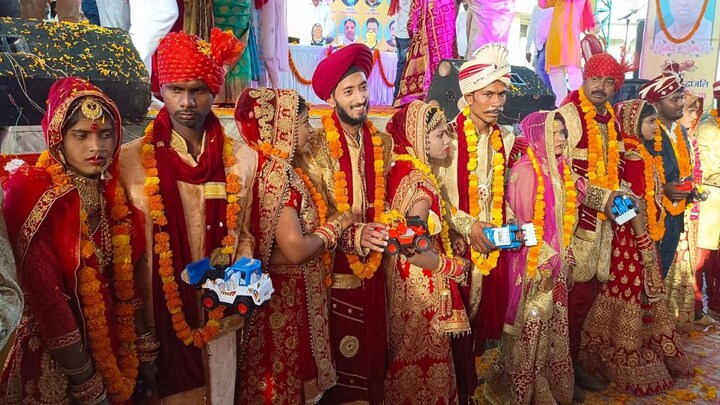 प्रयागराज: सामूहिक विवाह में नए जोड़ों को गिफ्ट में दिया गया ‘बाबा का बुल्डोजर’ UP Tak