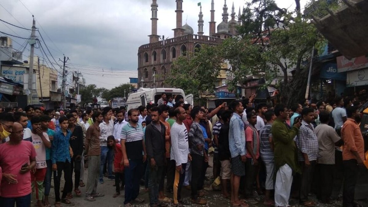 बरेली में बड़ा हादसा: दुकान की नींव भराई के दौरान बराबर की 2 मंजिला इमारत गिरी, कई लोग दबे UP Tak