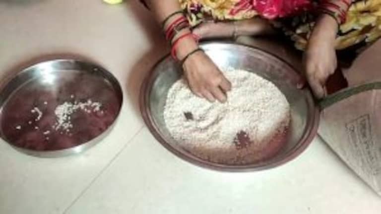 बहराइच: पोषणयुक्त चावल को प्लास्टिक समझ फेंक रहीं महिलाएं, इसलिए बांटा गया था ये, जानें UP Tak