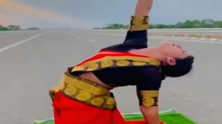 सपा नेता चंद्रवती ने बुंदेलखंड एक्सप्रेसवे पर किया योगा, इनका ये अंदाज है काफी चर्चा में UP Tak