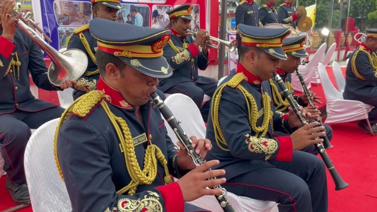 Chandauli : DDU रेलवे स्टेशन पर RPF बैंड ने बांधा समां, देशभक्ति गीतों की धुन पर झूमे लोग UP Tak