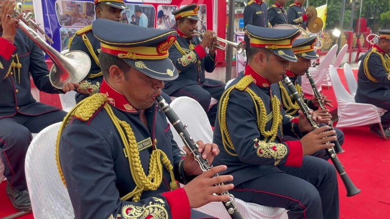 Chandauli : DDU रेलवे स्टेशन पर RPF बैंड ने बांधा समां, देशभक्ति गीतों की धुन पर झूमे लोग UP Tak