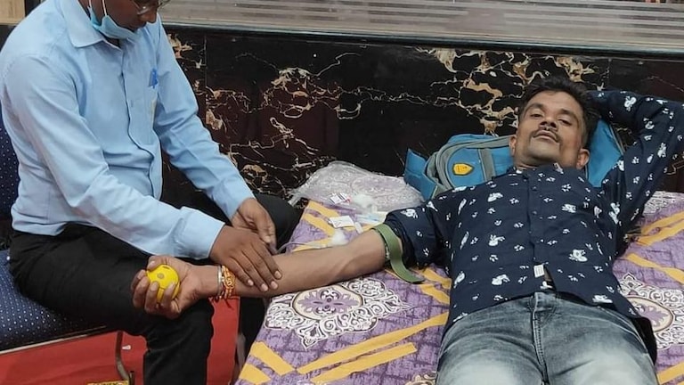 फिरोजाबाद: डोनेशन कैंप में आया, ब्लड डोनेट किया और फिर BJP नेता की बाइक उड़ा ले गया चोर! UP Tak