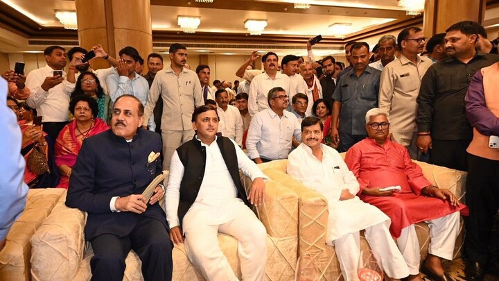 तल्खियों के बीच शादी समारोह में एक साथ दिखे अखिलेश और शिवपाल, साथ बैठे, पर बात नहीं हुई UP Tak