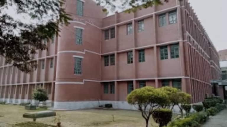 अलीगढ़: पिता ने लगाई डांट तो स्कूल की दूसरी मंजिल से कूद गया छात्र, CCTV में कैद हुई घटना UP Tak