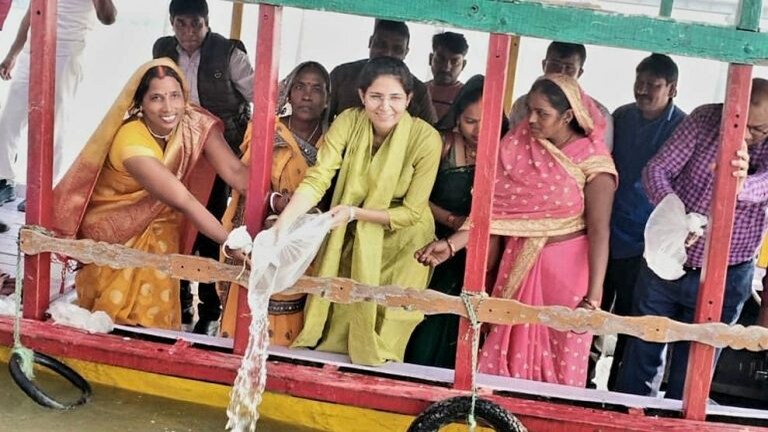 चंदौली: रिवर रैचिंग के तहत गंगा में छोड़े गए 1.4 लाख मछलियों के बीज, पशुपालकों को होगा लाभ UP Tak