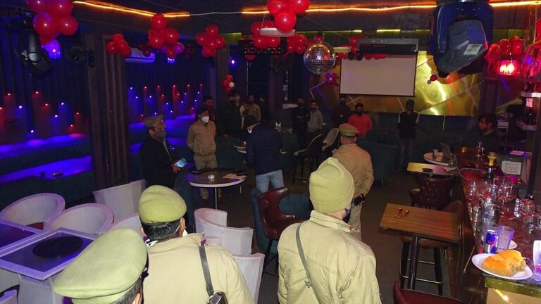 गाजियाबाद में चल रहा था गैर-कानूनी हुक्काबार, पुलिस ने मारा छापा तो मिलीं ये चीजें UP Tak