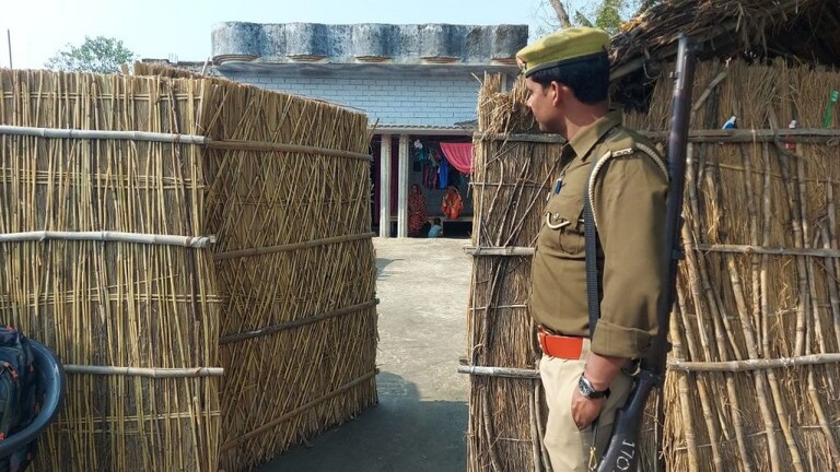 लखीमपुर खीरी: दलित बहनों से रेप के बाद हत्या, पीड़ित परिवार को कांग्रेस से मिला चेक बाउंस UP Tak