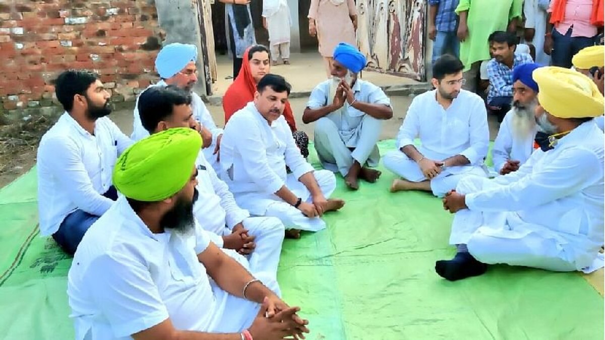 लखीमपुर खीरी: हिंसा में मारे गए किसानों और पत्रकार के परिजनों से मिले संजय सिंह UP Tak