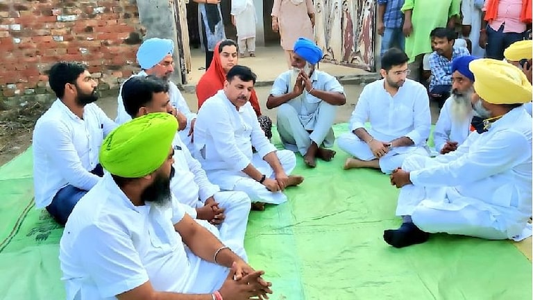 लखीमपुर खीरी: हिंसा में मारे गए किसानों और पत्रकार के परिजनों से मिले संजय सिंह UP Tak