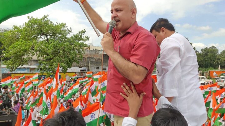 अयोध्या में तिरंगा यात्रा निकाल सिसोदिया बोले- योगी के दोस्त हैं ओवैसी, दोनों में सेटिंग UP Tak