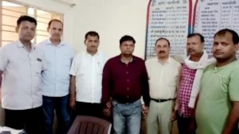 चंदौली: लेखपाल ने मांगी ’10 हजार रुपये की रिश्वत’, एंटी करप्शन टीम ने जाल बिछाकर यूं पकड़ा UPTak