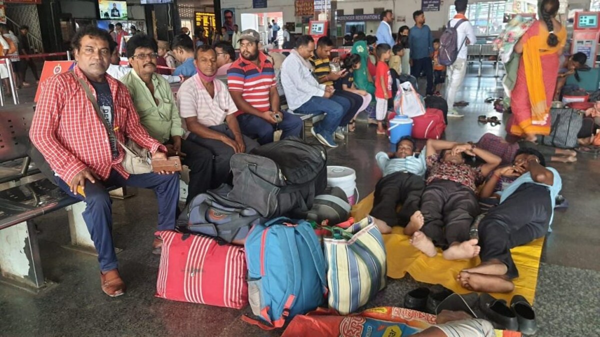 ‘अग्निपथ’ प्रदर्शन: रेल यातायात प्रभावित, चंदौली में स्टेशन पर परेशान लोग, जानें क्या कहा UP Tak