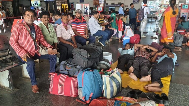 ‘अग्निपथ’ प्रदर्शन: रेल यातायात प्रभावित, चंदौली में स्टेशन पर परेशान लोग, जानें क्या कहा UP Tak