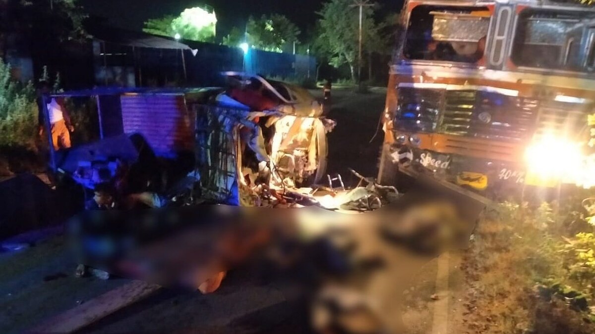 लखनऊ: पिकअप और टैंकर में आमने-सामने जोरदार टक्कर, सड़क पर बिखर गई लाशें UP Tak