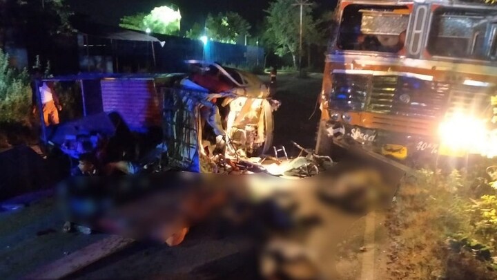 लखनऊ: पिकअप और टैंकर में आमने-सामने जोरदार टक्कर, सड़क पर बिखर गई लाशें UP Tak