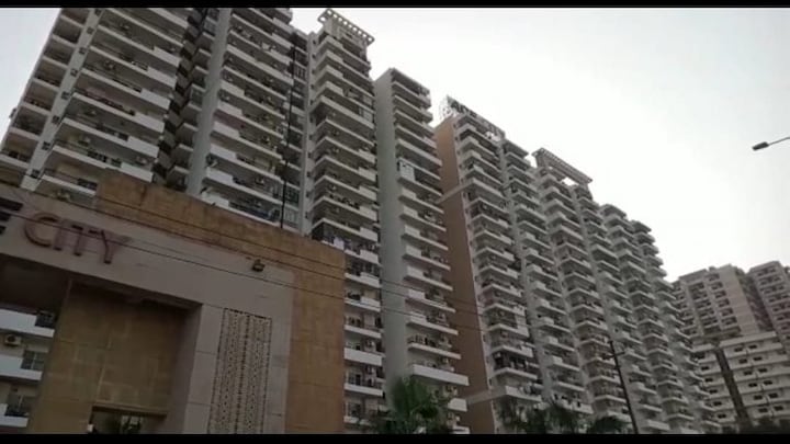 ग्रेटर नोएडा वेस्ट: एक सोसायटी की 16वी मंजिल से गिरी 50 वर्षीय महिला, मौत UP Tak