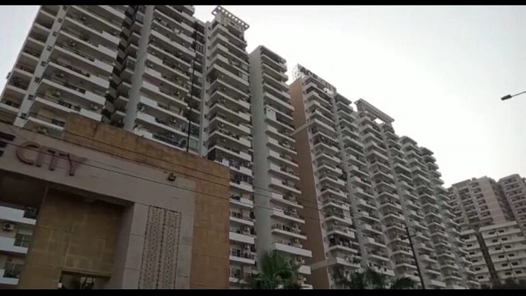 ग्रेटर नोएडा वेस्ट: एक सोसायटी की 16वी मंजिल से गिरी 50 वर्षीय महिला, मौत UP Tak