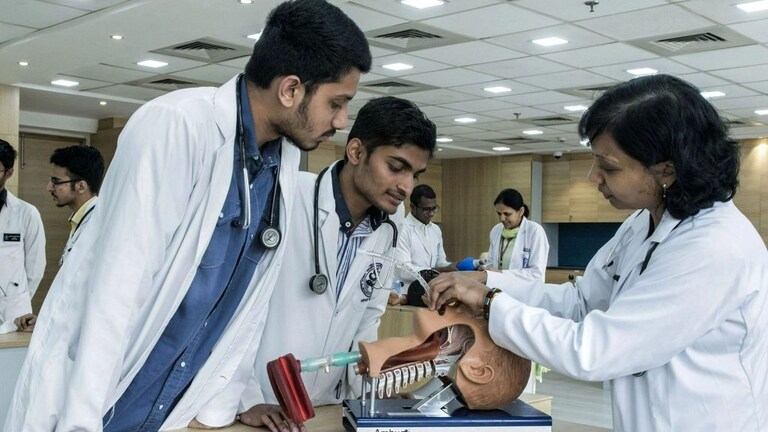 यूपी: मंत्रिमंडल बैठक में मेडिकल शिक्षण संस्थानों में 10 हजार पद सृजित करने को मिली मंजूरी UP Tak