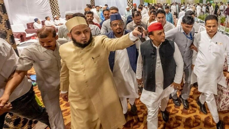 AIMPLB सदस्य फारूकी बोले, ‘अखिलेश नहीं बोलेंगे तो उनका राजनीतिक वजूद खतरे में आ सकता है’ UP Tak