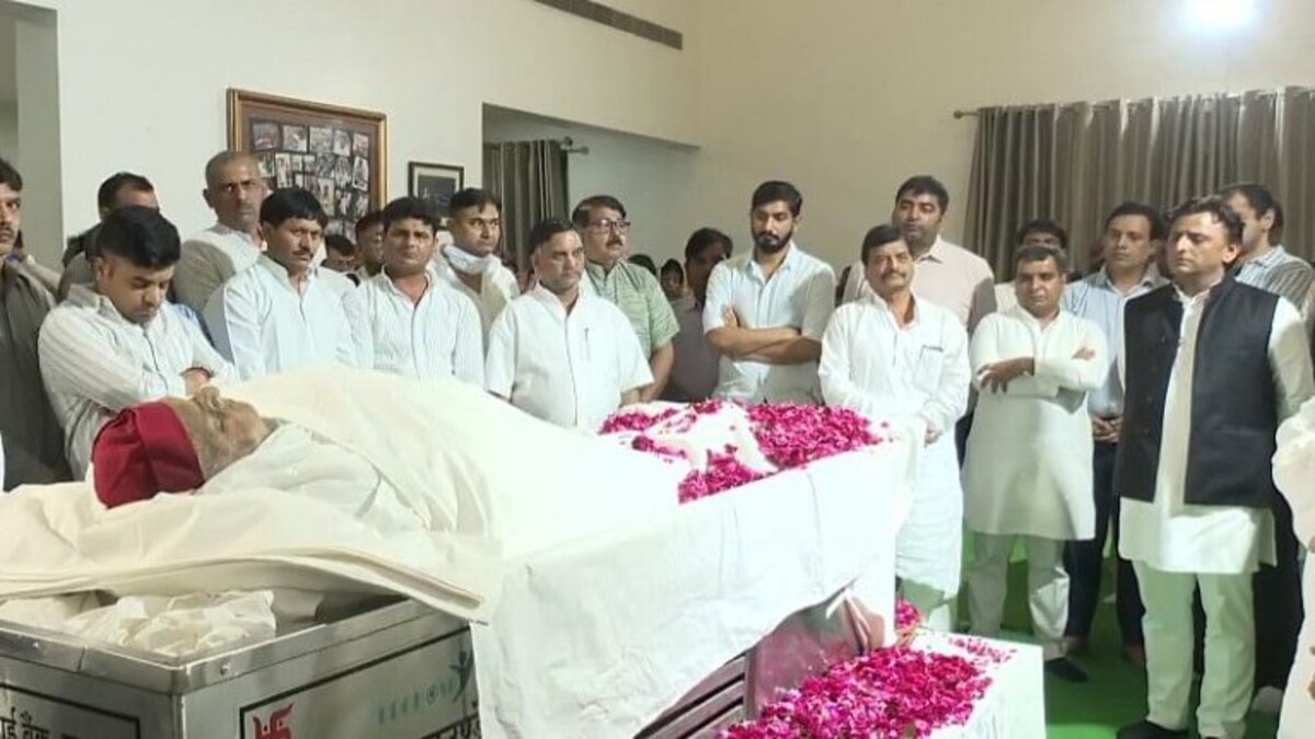 मुलायम का पार्थिव शरीर अंतिम यात्रा पर निकला, रथ पर पूरा परिवार, पीछे चल रहा विशाल जनसमूह UP Tak