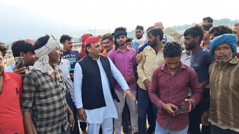 बुंदेलखंड एक्सप्रेसवे देखने पहुंचे अखिलेश यादव, बोले शुक्र मनाओ अभी बरसात नहीं हुई है UP Tak