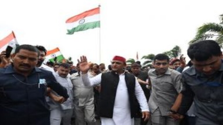 PM मोदी ने लाल किले से की नारी सम्मान की बात तो अखिलेश ने श्रीकांत त्यागी की दिलाई याद UP Tak