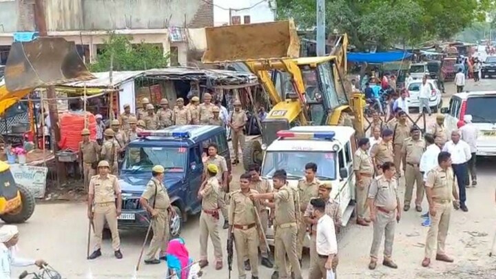 अलीगढ़: फ्लैग मार्च में बुलडोजर घुमाए जाने का विरोध, पुलिस ने पल्ला झाड़ते हुए कही ये बात UP Tak