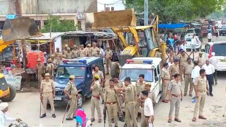 अलीगढ़: फ्लैग मार्च में बुलडोजर घुमाए जाने का विरोध, पुलिस ने पल्ला झाड़ते हुए कही ये बात UP Tak