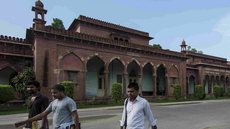 AMU के ‘इस्लामिक स्टडीज’ में होगी सनातन धर्म की पढ़ाई, थियोलॉजी के प्रोफेसर ने सवाल खड़े किए UP Tak