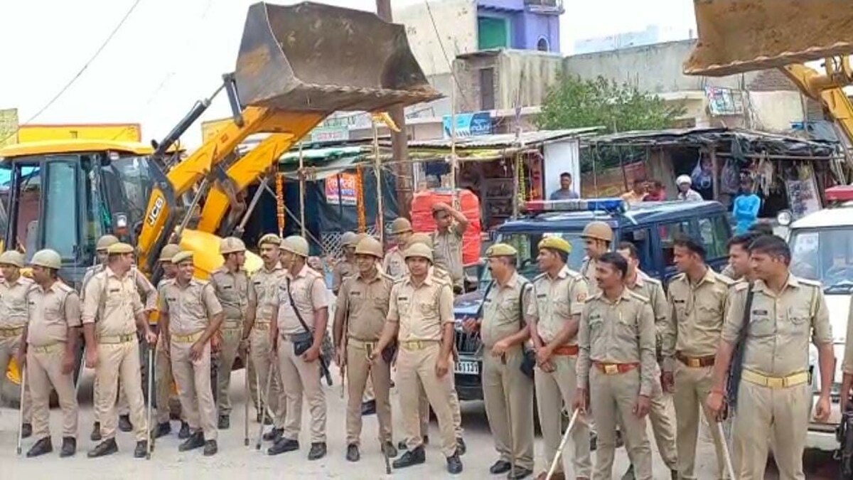 अलीगढ़: पुलिस को फ्लैगमार्च में क्यों पड़ी बुलडोजर की जरूरत? अधिकारियों ने साधी चुप्पी UP Tak