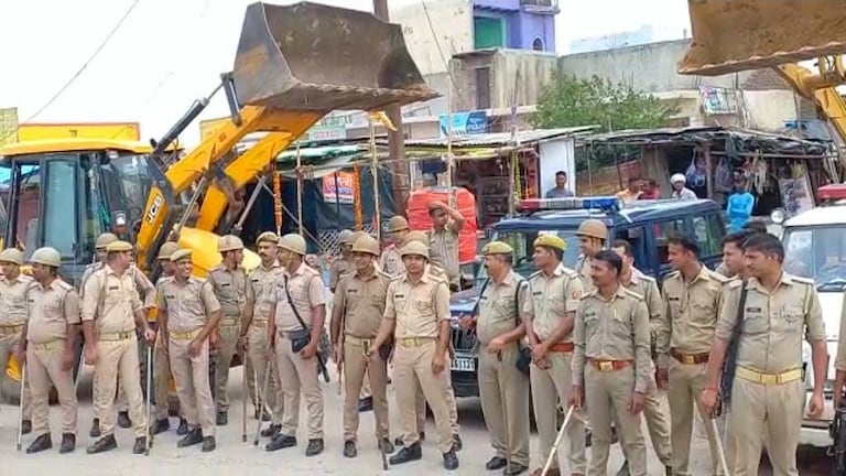 अलीगढ़: पुलिस को फ्लैगमार्च में क्यों पड़ी बुलडोजर की जरूरत? अधिकारियों ने साधी चुप्पी UP Tak