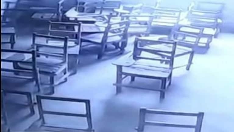 हाथरस: क्लास में छात्र को बंदकर स्कूल पर ताला लगा स्टाफ चला गया घर, अंदर रोता रहा बच्चा UP Tak