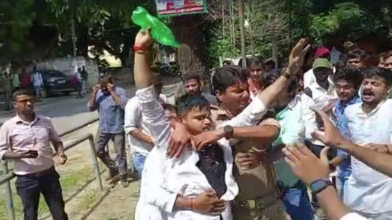 AU में फीस वृद्धि का मामला: छात्र ने मिट्टी का तेल डालकर आत्मदाह का किया प्रयास UP Tak