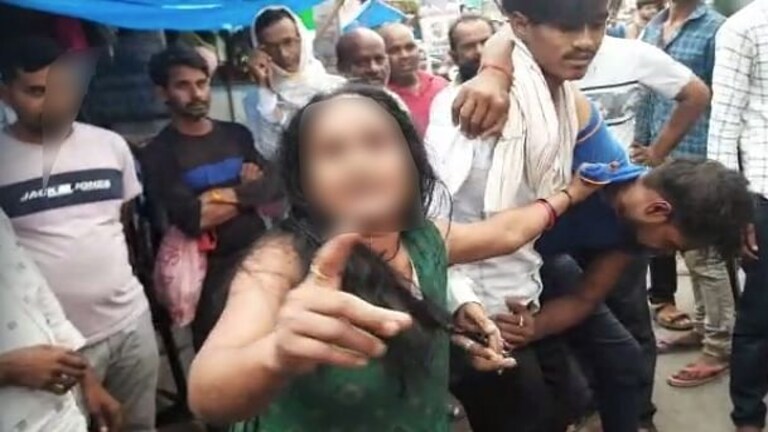 औरैया: पत्नी ने पति को प्रेमिका के साथ देख बीच बाजार में की जमकर धुनाई, वीडियो वायरल UP Tak