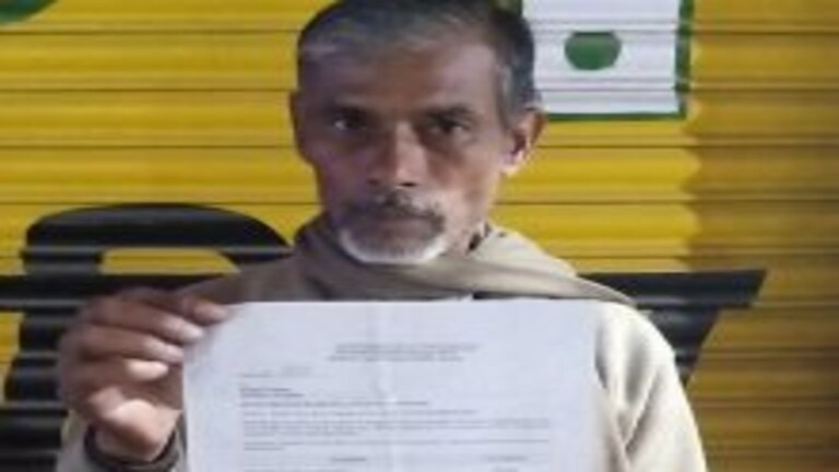 यूपी: चौकीदार और उनके बेटे के पास सिर्फ साइकिल, RTO ने भेजा 1.51 लाख का रोड टैक्स नोटिस UP Tak