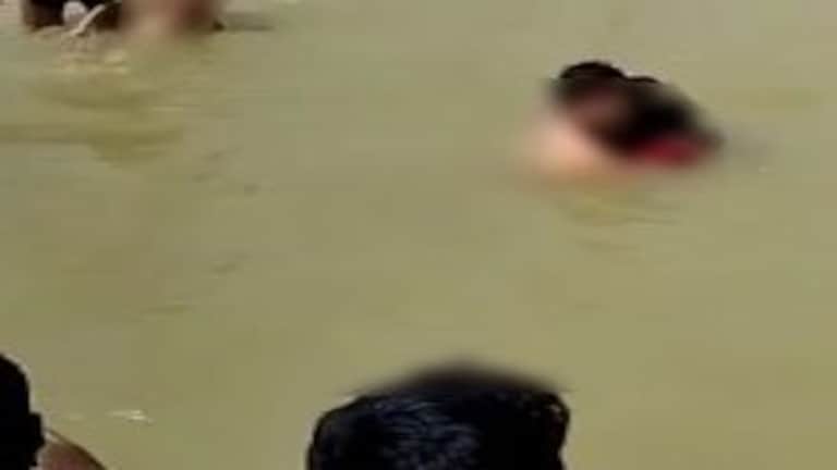 अयोध्या: राम की पैड़ी में नहाती हुई पत्नी ने पति को किया Kiss, लोगों ने घेरकर पति को पीटा UP Tak