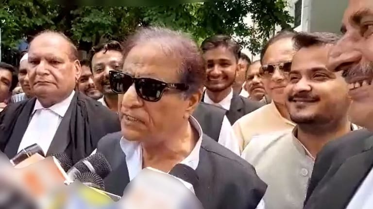 लखनऊ के लुलु मॉल पर आजम खान ने ऐसा क्या कह दिया कि वहां खड़े सभी लोग हंस पड़े, जानिए UpTak