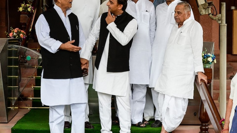 कांग्रेस नेता बोले- ‘मुलायम को CM बनवाने की सजा भुगत रहे हैं आजम’, अखिलेश पर भी बोला हमला UP Tak