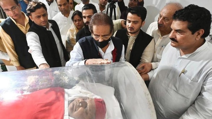 मुलायम सिंह का पार्थिव शरीर देख लड़खड़ाए आजम खान, अखिलेश-अब्दुल्ला ने संभाला UP Tak
