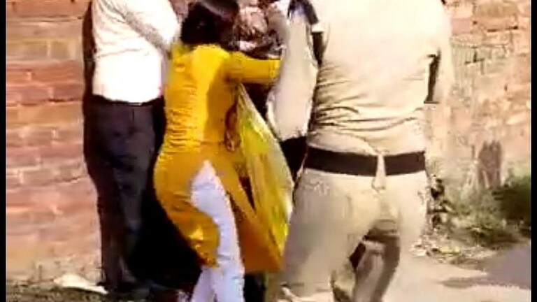 आजमगढ़: 6 सालों से फरार पति सामने आया तो अदालत में हुआ हाईवोल्टेज ड्रामा, वीडियो वायरल UP Tak