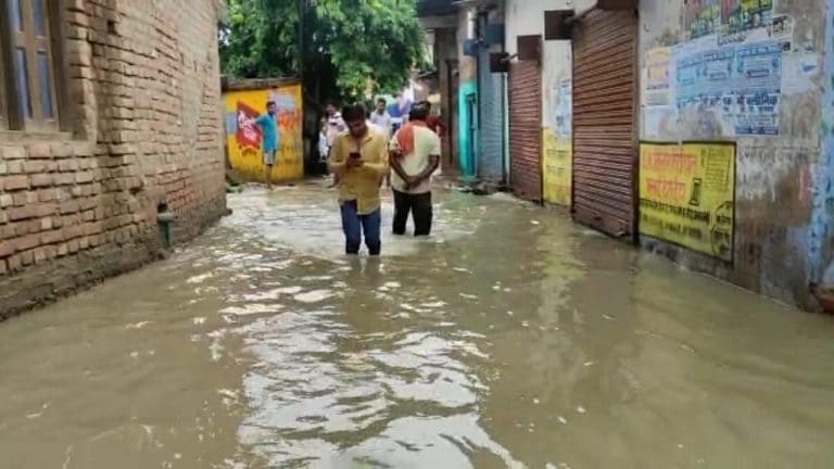 हमीरपुर: बारिश ने मचाई तबाही, ‘टूटा 50 साल का रिकॉर्ड’, 23 सितंबर तक सरकारी स्कूल बंद UP Tak