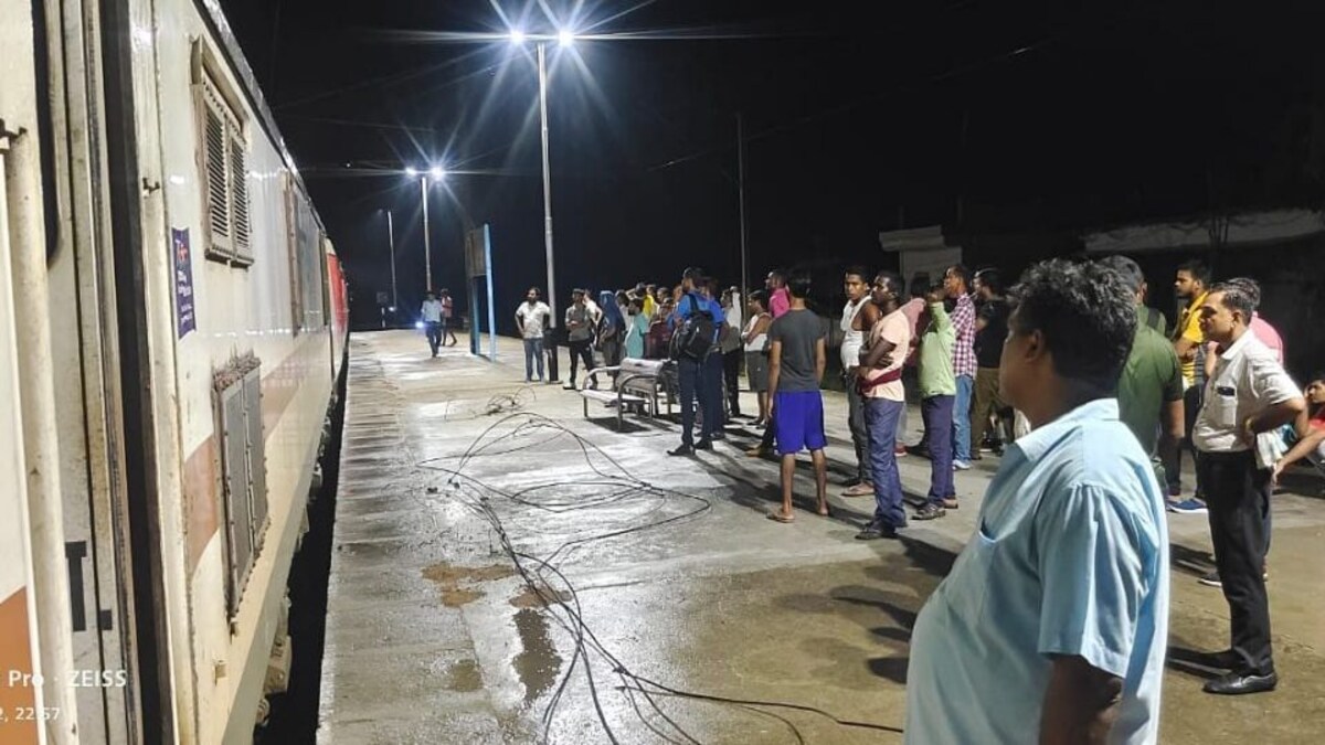 कौशांबी: रेल इंजन से टकराया सांड, दिल्ली-हावड़ा लाइन पर 10 घंटे तक ट्रेनें प्रभावित UP Tak