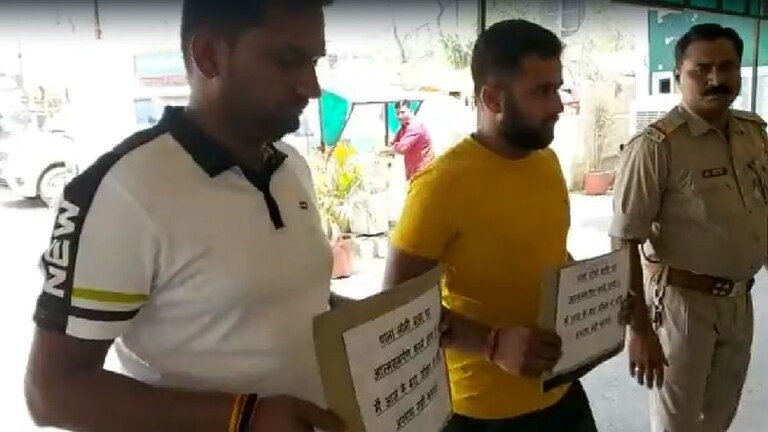 गाजियाबाद: हाथों में तख्ती लिए दो बदमाशों ने खुद लोनी बॉर्डर थाने में किया सरेंडर UP Tak