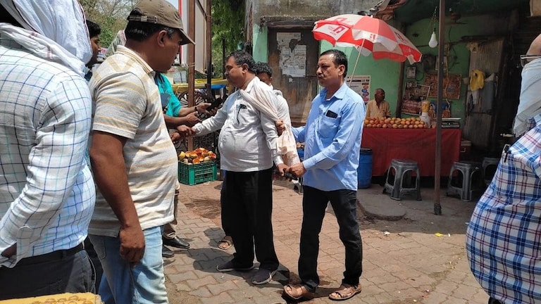 बांदा में ACB ने कानूनगो को टीचर से रिश्वत लेते रंगे हाथ पकड़ा UP Tak