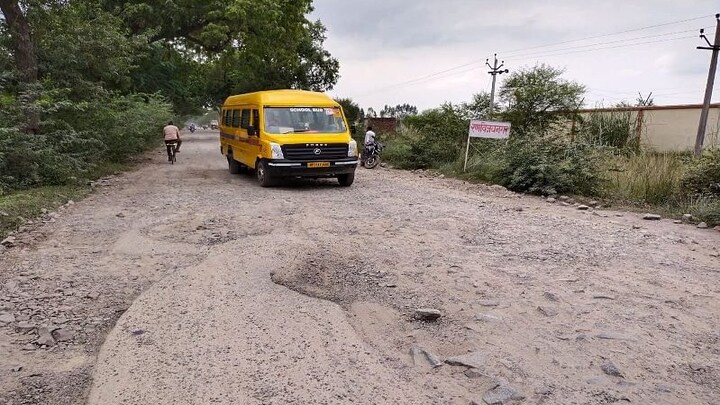 UP की सड़कों का रिएलिटी चेक: फतेहपुर के ये जानलेवा गड्ढे आपको क्यों नहीं दिखते सरकार? UP Tak
